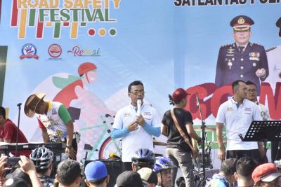 ribuan-pencinta-sepeda-ontel-ikuti-millenial-road-safety-festival