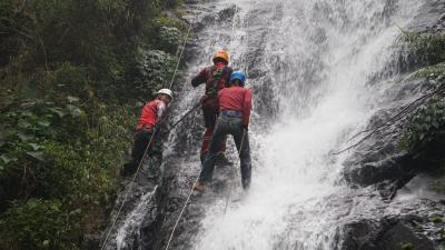 uji-adrenalin-dengan-rappeling-di-air-terjun-sipitung