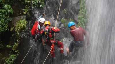 curug-sipitung-wisata-baru-di-batang-untuk-pencinta-olahraga-rappeling