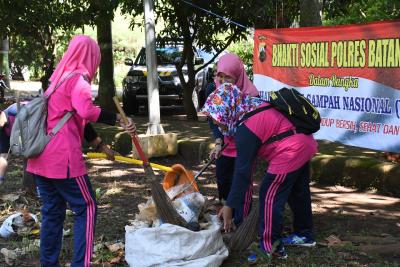 aksi-peduli-sampah-anggota-polres-dan-bhayangkari-batang