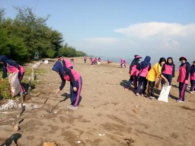 dukung-wisata-batang-polwan-dan-bhayangkari-bersih-pantai
