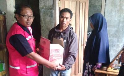 pmi-batang-berikan-bantuan-bagi-korban-kebakaran-desa-pranten