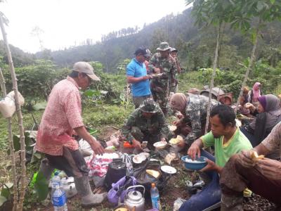 warga-jambangan-gelar-selamatan-tmmd