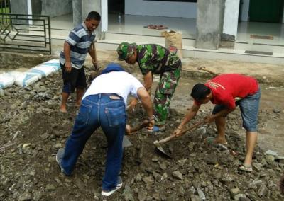 babinsa-koramil-12-tulis-bersama-warga-bersihkan-mushola