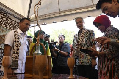 gubernur-jateng-tertarik-limbah-plastik-dan-kayu-jadi-tas-dan-sandal