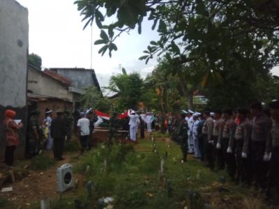 kasdim-0736-batang-pimpin-upacara-pemakaman-jenazah-secara-militer
