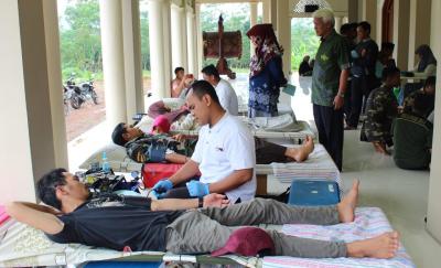 ratusan-pendonor-ramaikan-donor-darah-lknu