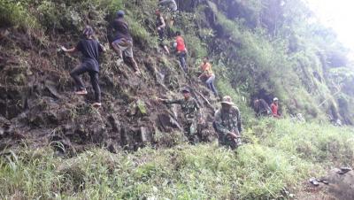 koramil-04-bawang-bersama-warga-bersihkan-bukit-sebelum-ngopi-bareng