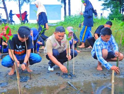 ketua-kpu-batang-sosialisasikan-pemilu-dengan-tanam-bibit-mangrove