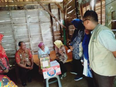 jelang-hut-ke-53-ketua-pkk-batang-sambangi-warga-kurang-mampu
