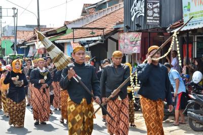 tombak-pusaka-abirawa-diboyong-ke-pendopo-batang