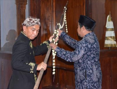 tombak-pusaka-kyai-abirowo-disemayamkan-di-pendopo-agung-batang