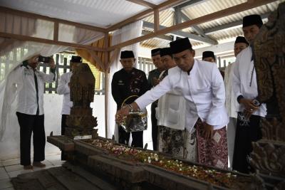 hormati-jasa-pendiri-batang-bupati-batang-ziarah-makam-leluhur