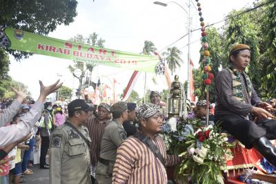 kirab-budaya-batang-sedot-ribuan-penonton