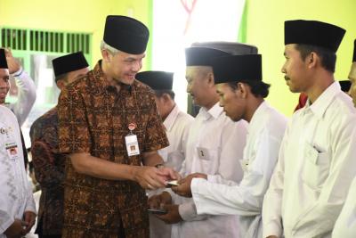 ustadz-dan-ustadzah-batang-terima-insentif-dari-gubernur-jawa-tengah