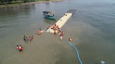 perlambat-laju-abrasi-pemkab-batang-bangun-tanggul-geotube