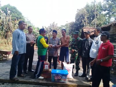dua-rumah-terbakar-pmi-batang-salurkan-bantuan