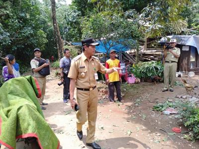 wakil-bupati-batang-sambangi-korban-angin-puting-beliung