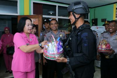dukungan-bhayangkari-kepada-satuan-pengamanan-pemilu-di-batang