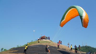203-atlet-paralayang-ramaikan-paragliding-troi-di-batang