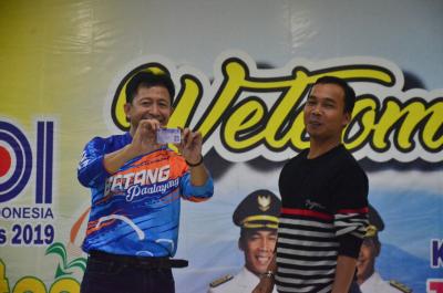 bupati-batang-resmi-jadi-pilot-paralayang