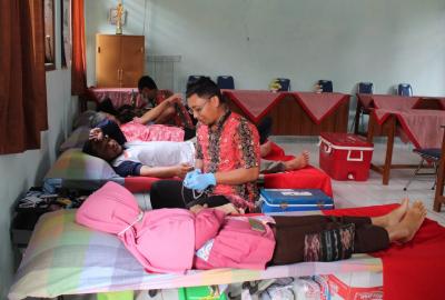 sambut-hardiknas-ratusan-guru-di-batang-donor-darah