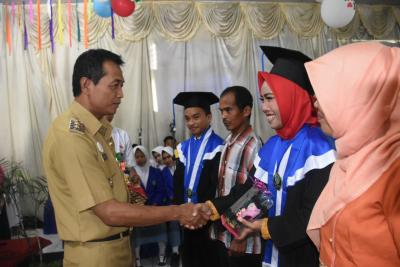 wabup-batang-berpesan-jangan-minder-jadi-alumni-sma-bhakti-praja-limpung