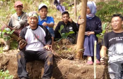 puluhan-komunitas-di-batang-tanam-ribuan-bibit-aren
