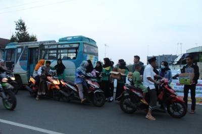 rayakan-kelulusan-pelajar-di-batang-berbagi-takjil