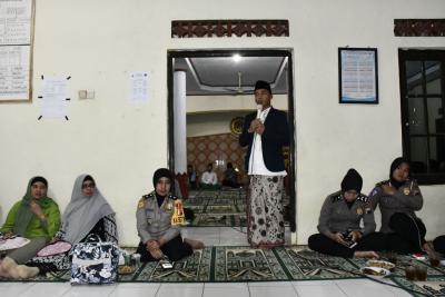 bupati-batang-sampaikan-program-santunan-kematian-dalam-tarawih-ukhuwah