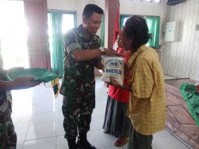 kodim-0736-batang-bagikan-zakat-kepada-warga-sekitar
