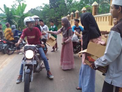 rayakan-kelulusan-pelajar-smpn-8-batang-bagikan-takjil