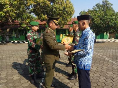 dandim-0736-batang-secara-simbolis-serahkan-bingkisan-lebaran