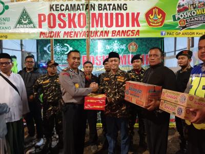 kapolsek-batang-kota-bagikan-rompi-kepada-banser