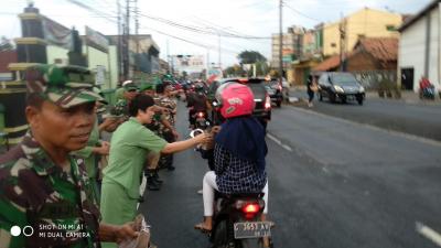 kodim-0736-batang-bersama-fkppi-bagikan-takjil-kepada-pemudik