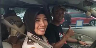 pemudik-apresiasi-kinerja-petugas-pos-pam-lebaran-di-batang
