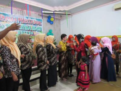 Ketua Persit Kartika Chandra Kirana Hadiri Pelepasan Murid TK Kartika III-29 Batang