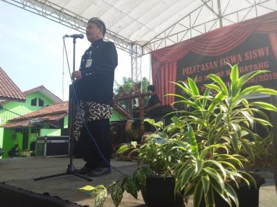 pelepasan-siswa-smpn-5-batang-berbalut-budaya-jawa