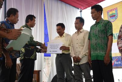 upk-bpdapm-batang-salurkan-dansos-rp596-juta
