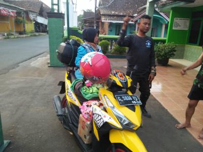 alami-kelelahan-pasangan-difabel-diantar-personel-kodim-0736-batang