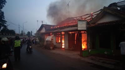 si-jago-merah-mengamuk-di-depan-stasiun-lama-batang