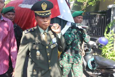 bentuk-belasungkawa-kasdim-batang-pikul-jenazah-serma-purnawirawan-darmin