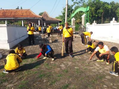 hut-bhayangkara-ke-73-polres-batang-bersihkan-makam-sesepuh-polri