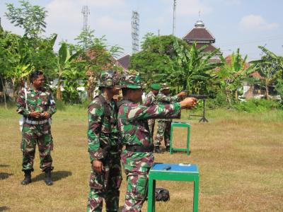 perwira-kodim-batang-asah-kemampuan-latihan-menembak