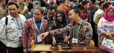 Bupati Batang Ikut Tawarkan Produk Kerajinan Limbah Kayu di AOE19 JCC 