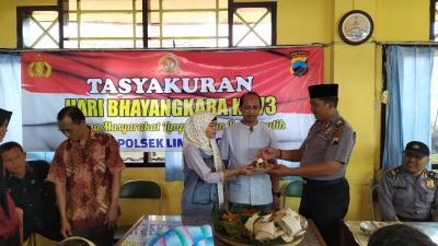 hut-bhayangkara-ke-73-polsek-limpung-rayakan-bersama-pedagang-pasar