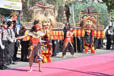 paramotor-reog-dan-tong-tong-prek-meriahkan-hut-bhayangkara-ke-73-di-batang