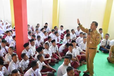 bupati-batang-siap-bantu-siswa-tidak-mampu