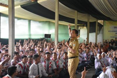 peringati-hari-anak-bupati-batang-mengajar-di-smk-nu-bandar