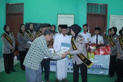polwan-batang-jalin-keakraban-dengan-warga-panti-asuhan